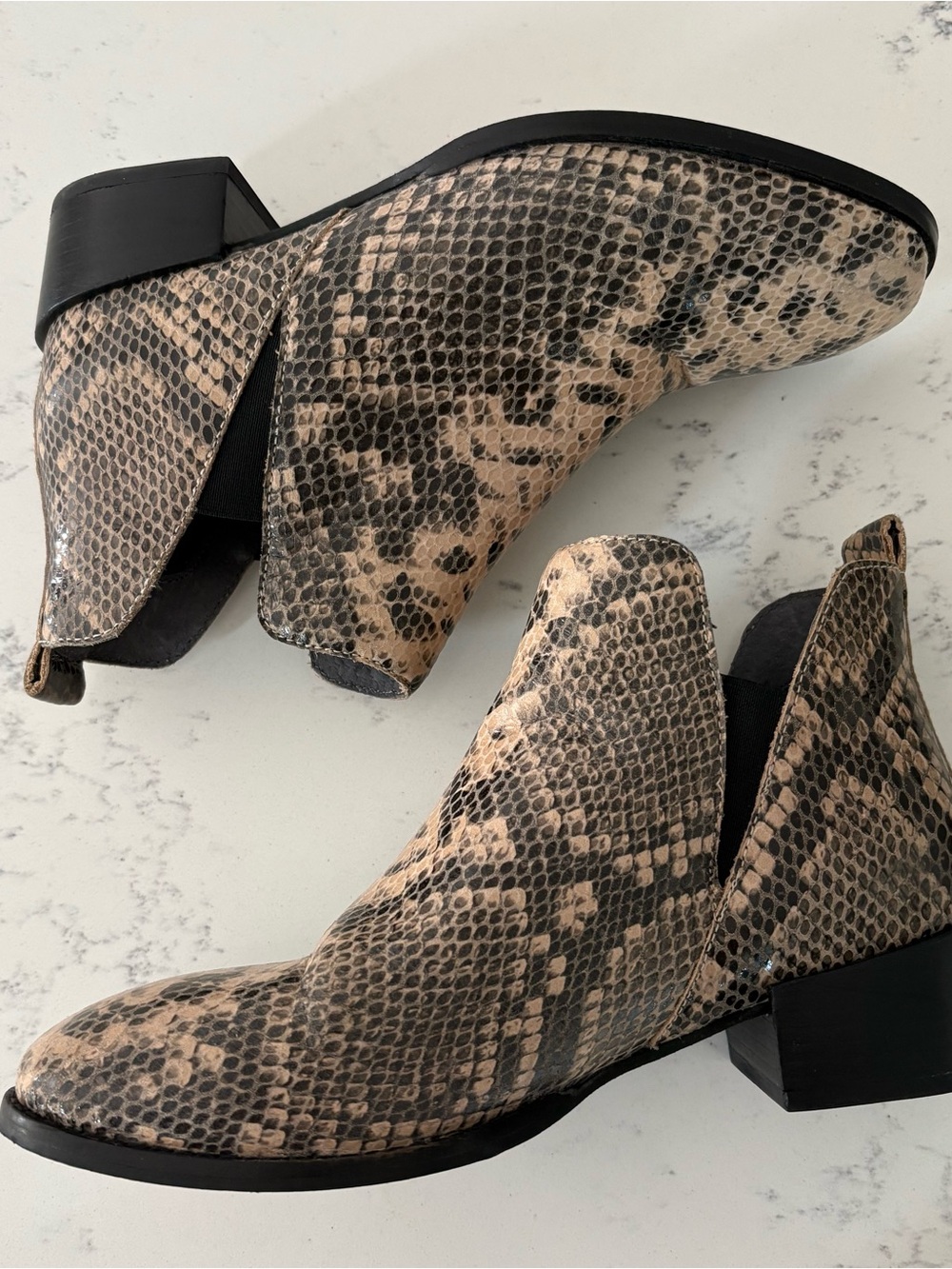 Seychelles snakeskin leather Chelsea booties size 7